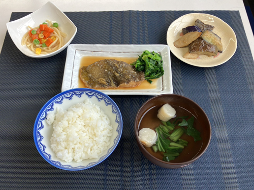 昼食｜カレイの煮つけ