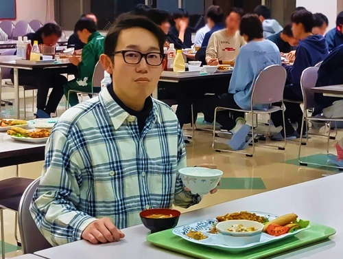 大学寮での食事風景